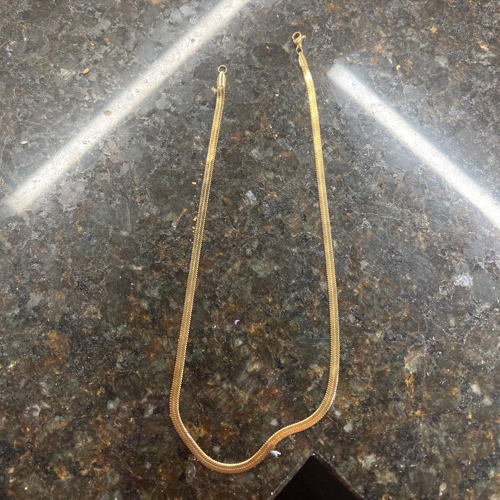 Stunning gold flat necklace